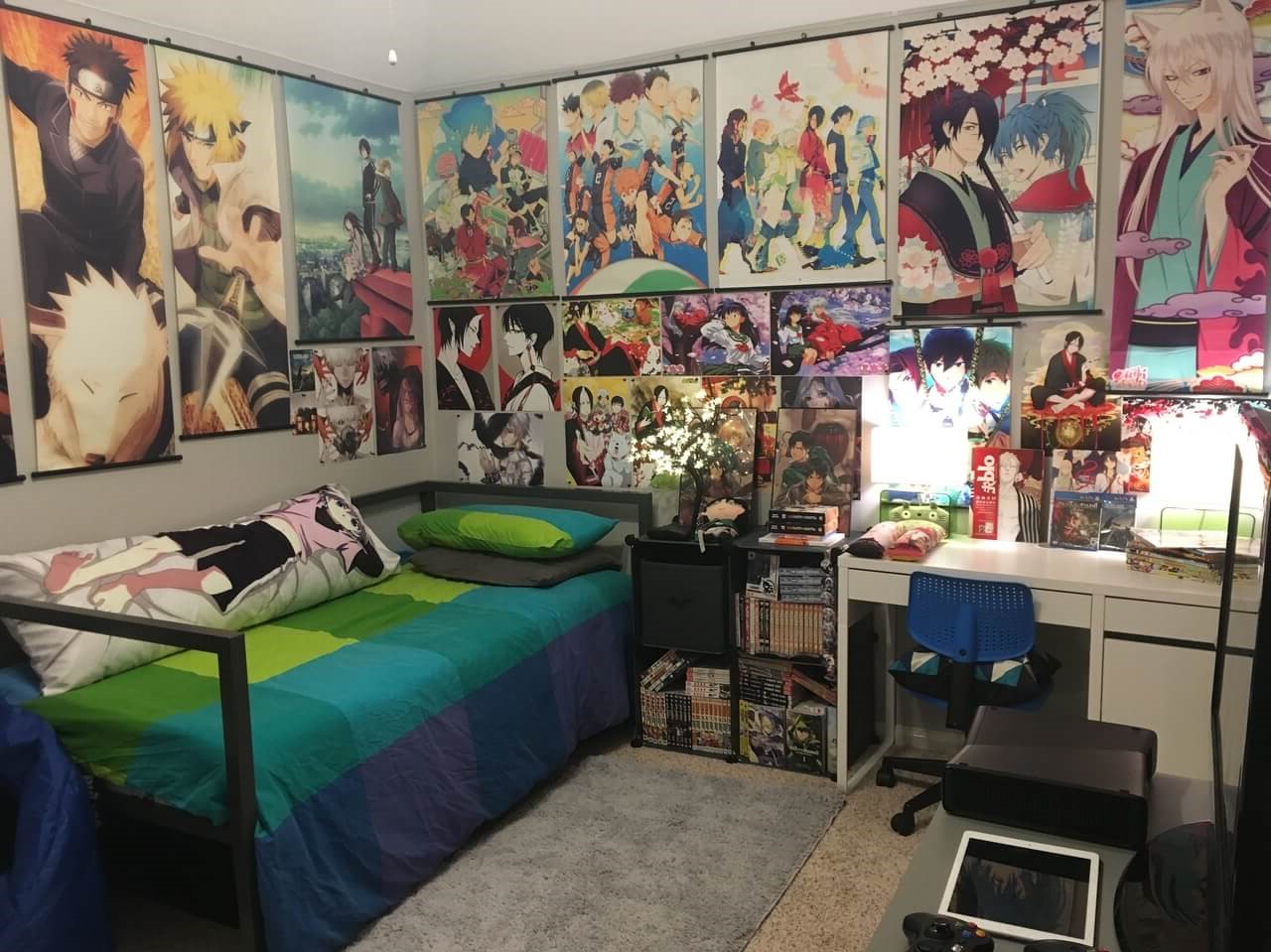 Imagen de un dormitorio con decoración Hentai en las paredes