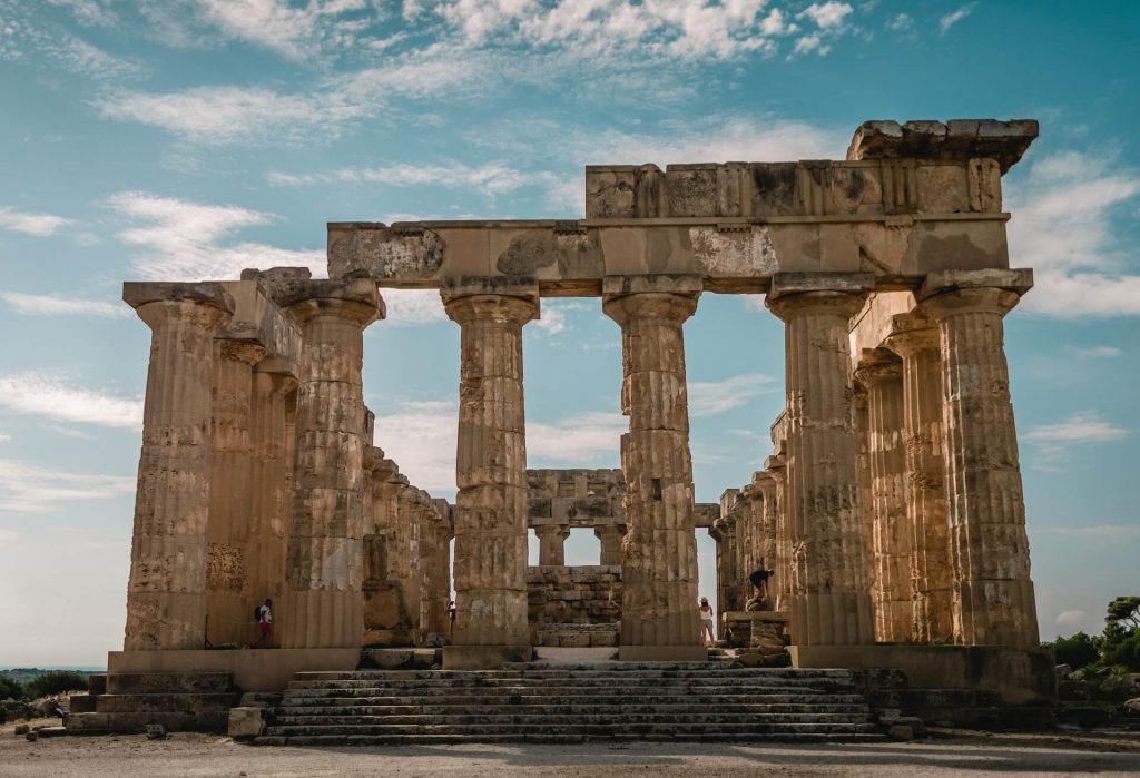 Templo griego de arquitectura antigua